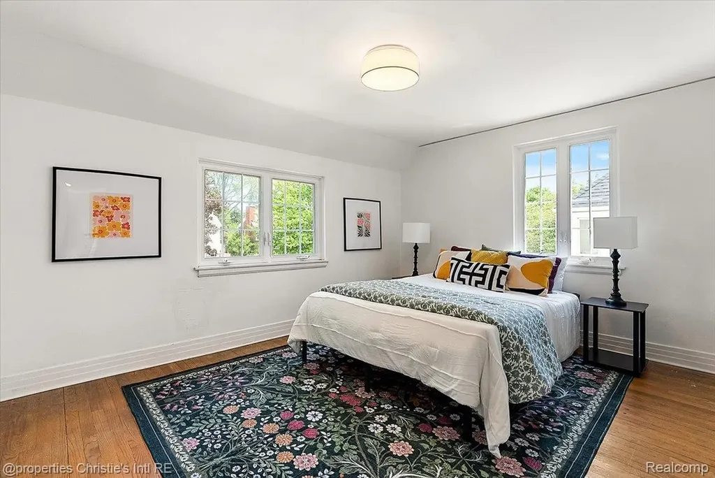 73 Meadow Lane Grosse Pointe Farms City MI 48236