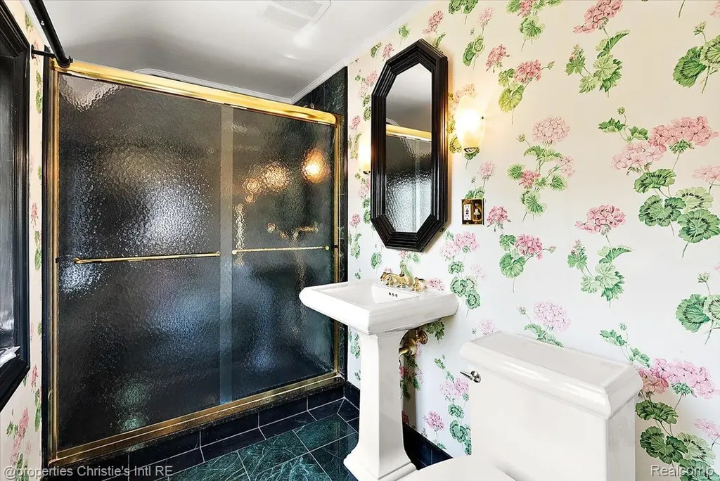 73 Meadow Lane Grosse Pointe Farms City MI 48236