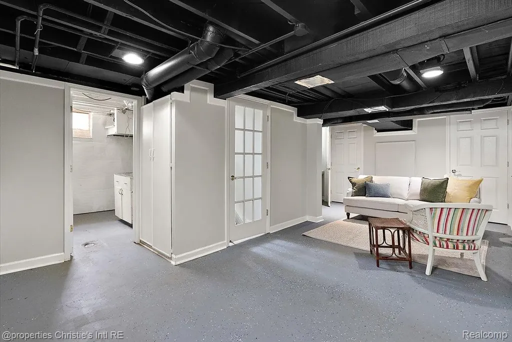 73 Meadow Lane Grosse Pointe Farms City MI 48236