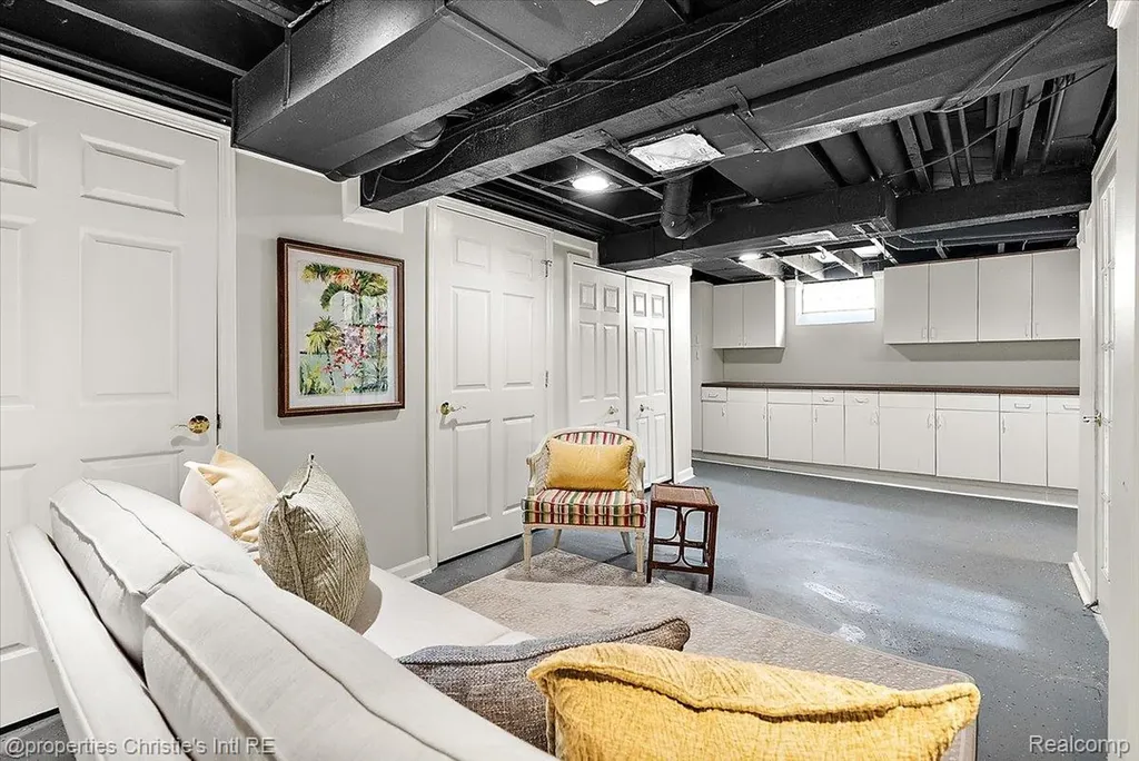 73 Meadow Lane Grosse Pointe Farms City MI 48236