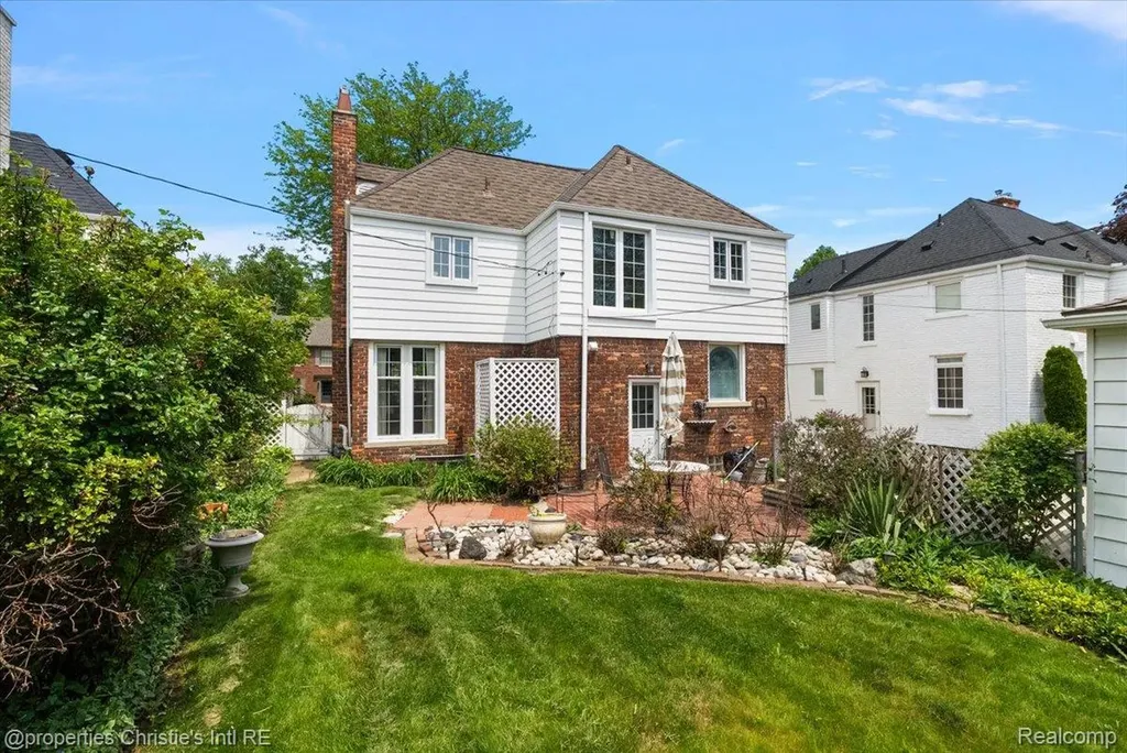 73 Meadow Lane Grosse Pointe Farms City MI 48236