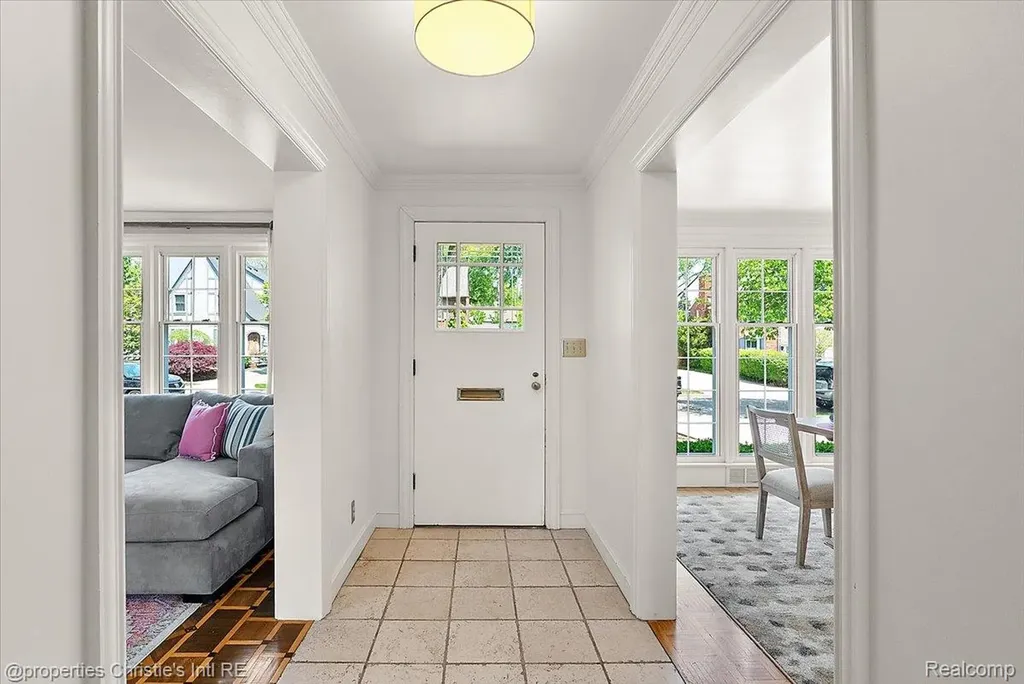 73 Meadow Lane Grosse Pointe Farms City MI 48236