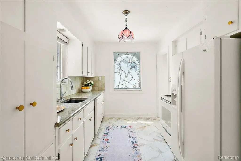 73 Meadow Lane Grosse Pointe Farms City MI 48236