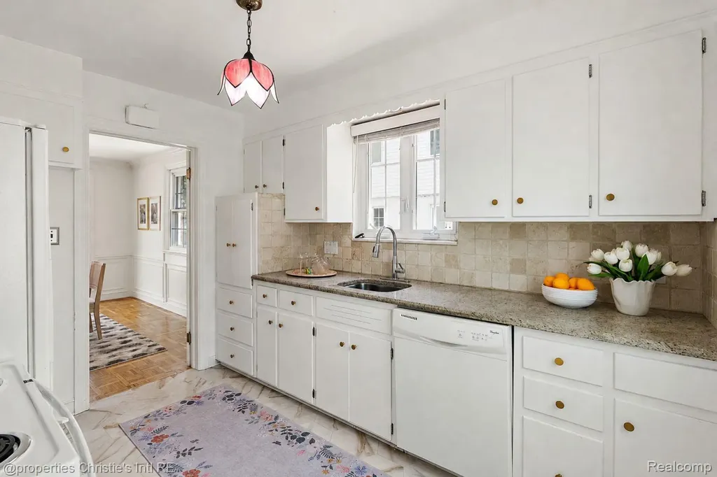 73 Meadow Lane Grosse Pointe Farms City MI 48236