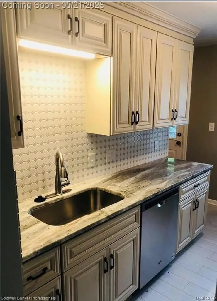 142 E Dallas Avenue Madison Heights City MI 48071