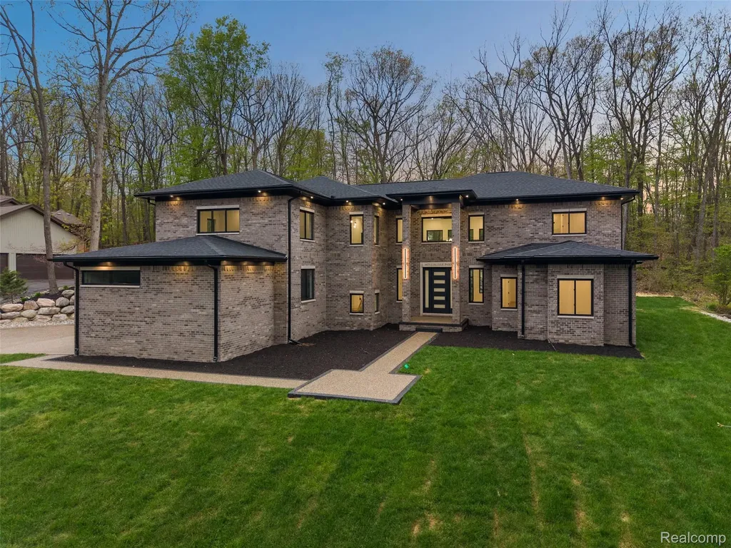6675 College Park Drive Springfield Charter Township MI 48346