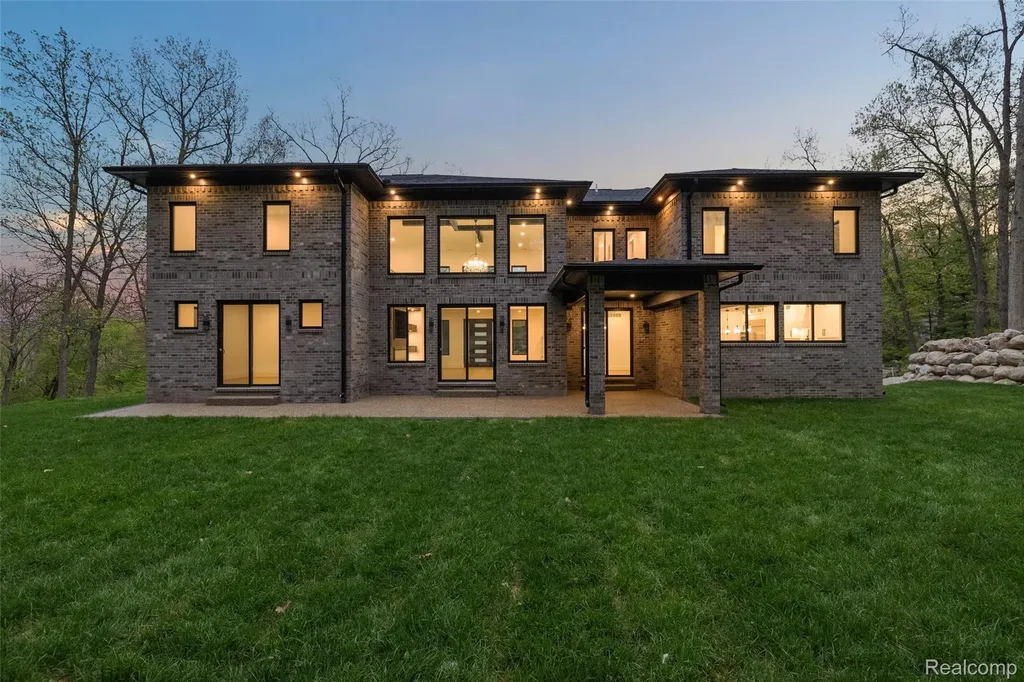 6675 College Park Drive Springfield Charter Township MI 48346
