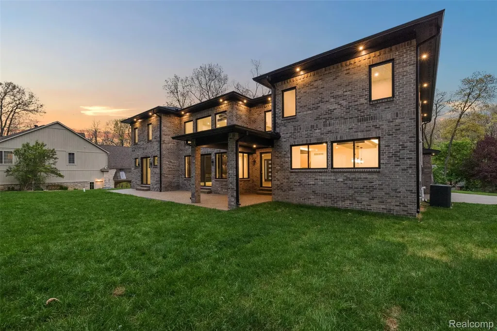 6675 College Park Drive Springfield Charter Township MI 48346