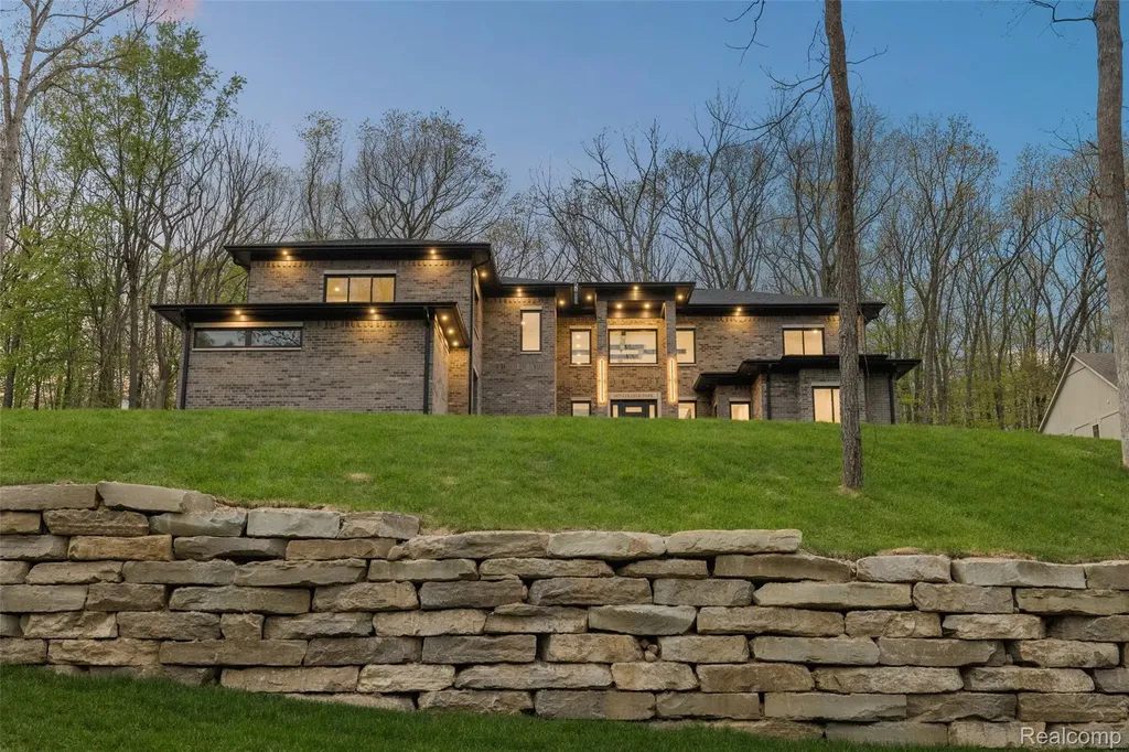 6675 College Park Drive Springfield Charter Township MI 48346