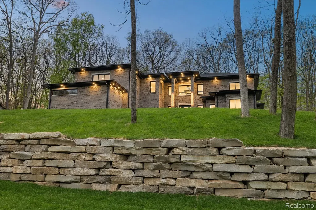 6675 College Park Drive Springfield Charter Township MI 48346