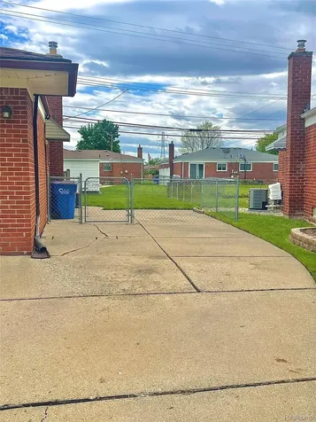 14042 Arden Avenue Warren City MI 48088