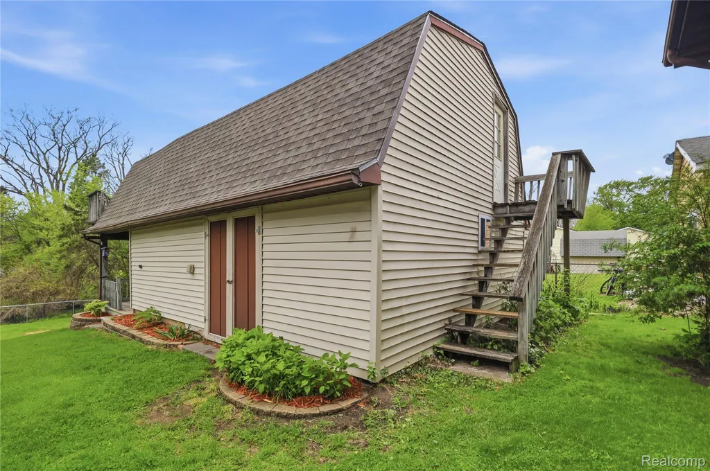 2465 Egelston Avenue Burton City MI 48509