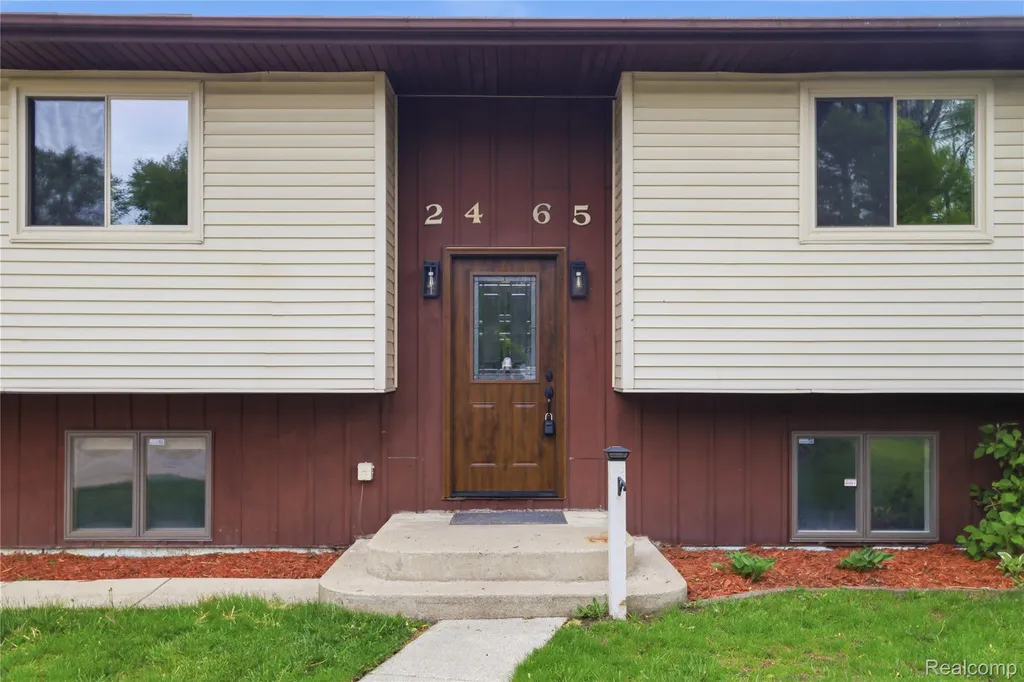 2465 Egelston Avenue Burton City MI 48509