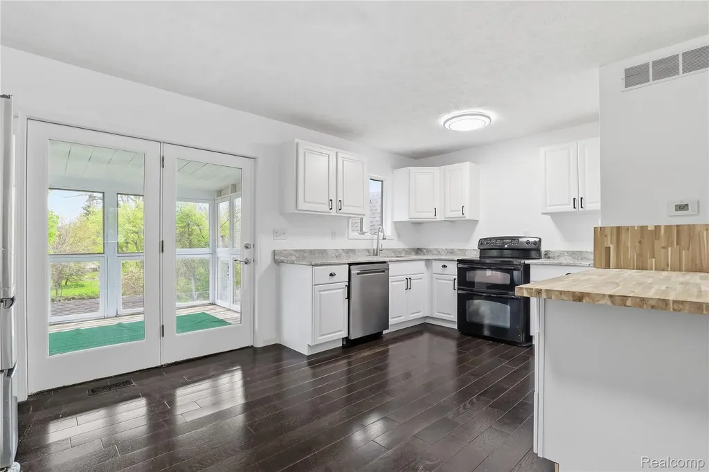 2465 Egelston Avenue Burton City MI 48509