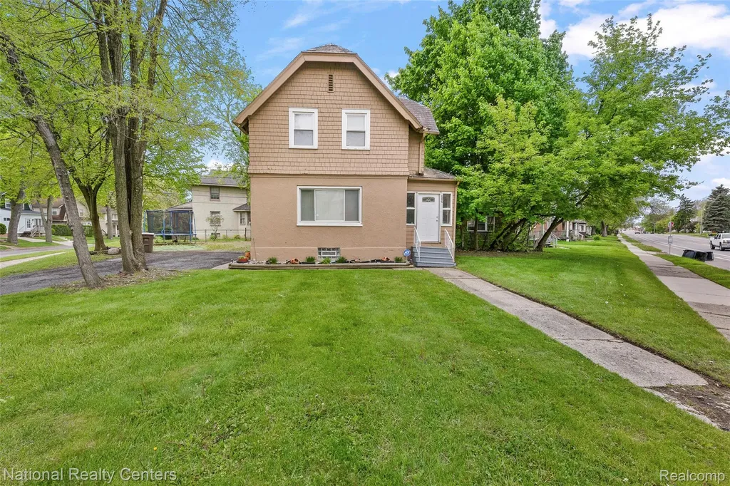 686 N Perry Street Pontiac City MI 48342