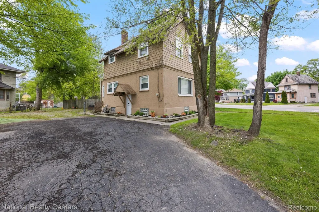 686 N Perry Street Pontiac City MI 48342