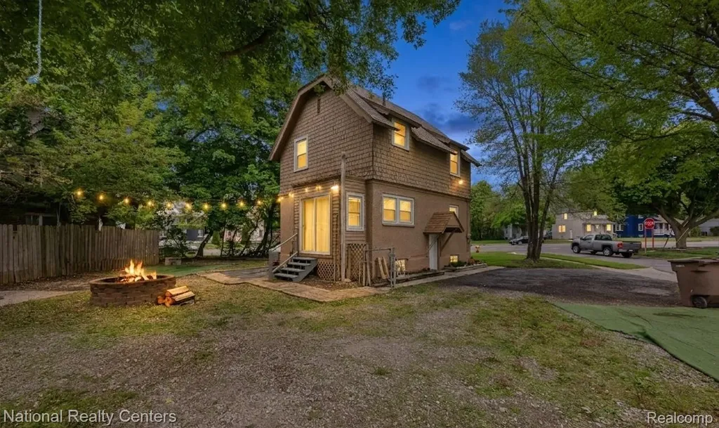 686 N Perry Street Pontiac City MI 48342