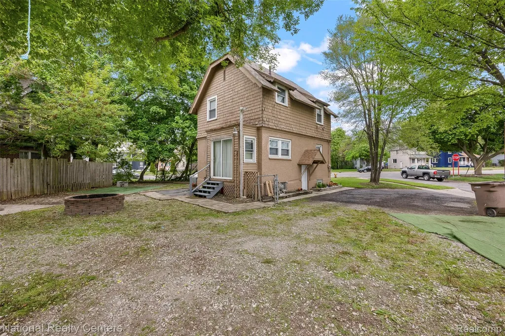 686 N Perry Street Pontiac City MI 48342