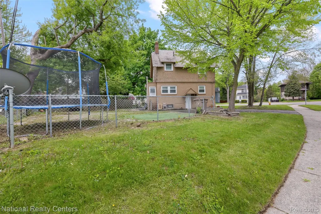 686 N Perry Street Pontiac City MI 48342