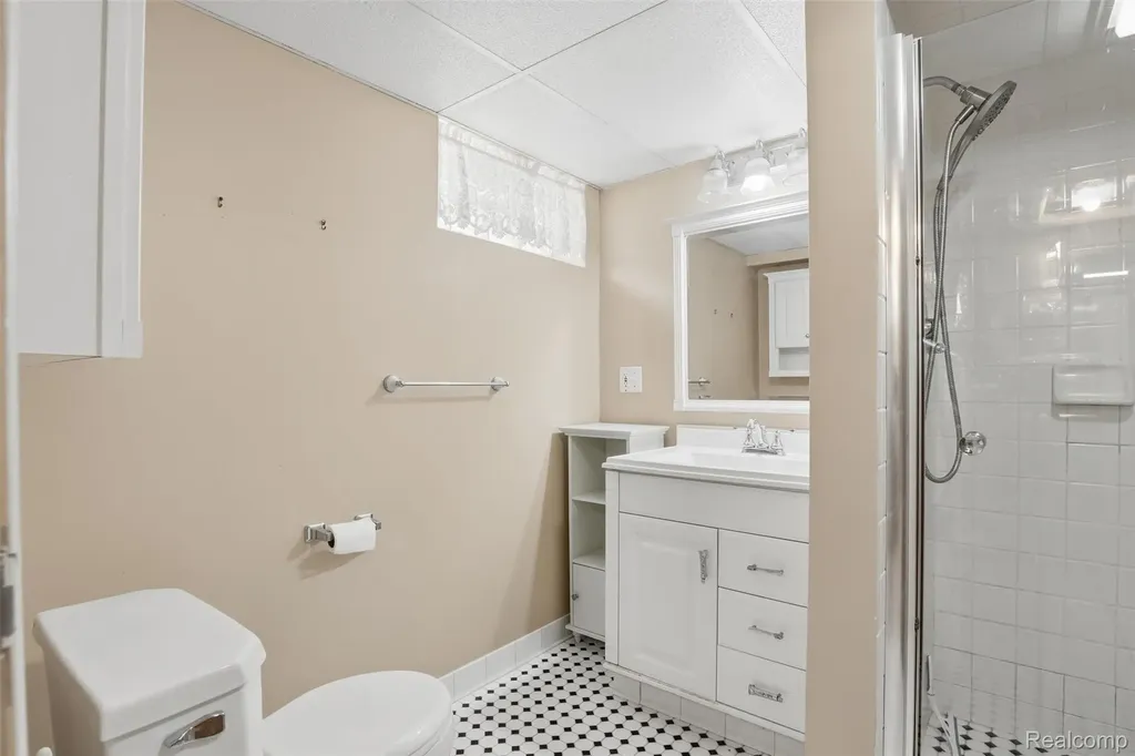 15965 Whitby Street Livonia City MI 48154