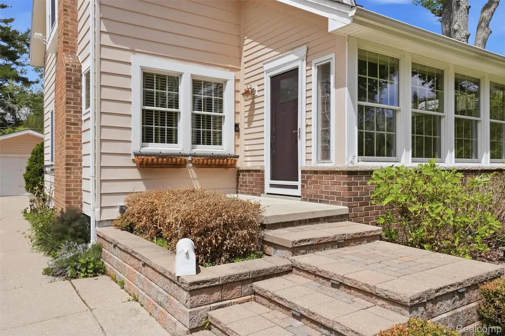 15965 Whitby Street Livonia City MI 48154
