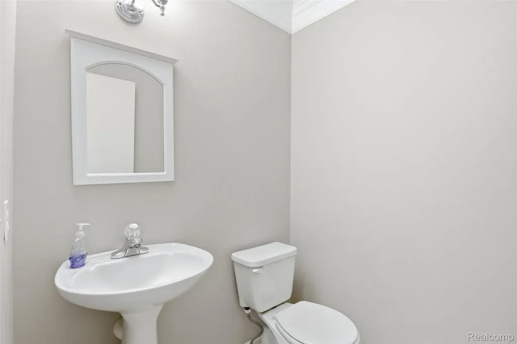 38154 Saratoga Circle Farmington Hills City MI 48331