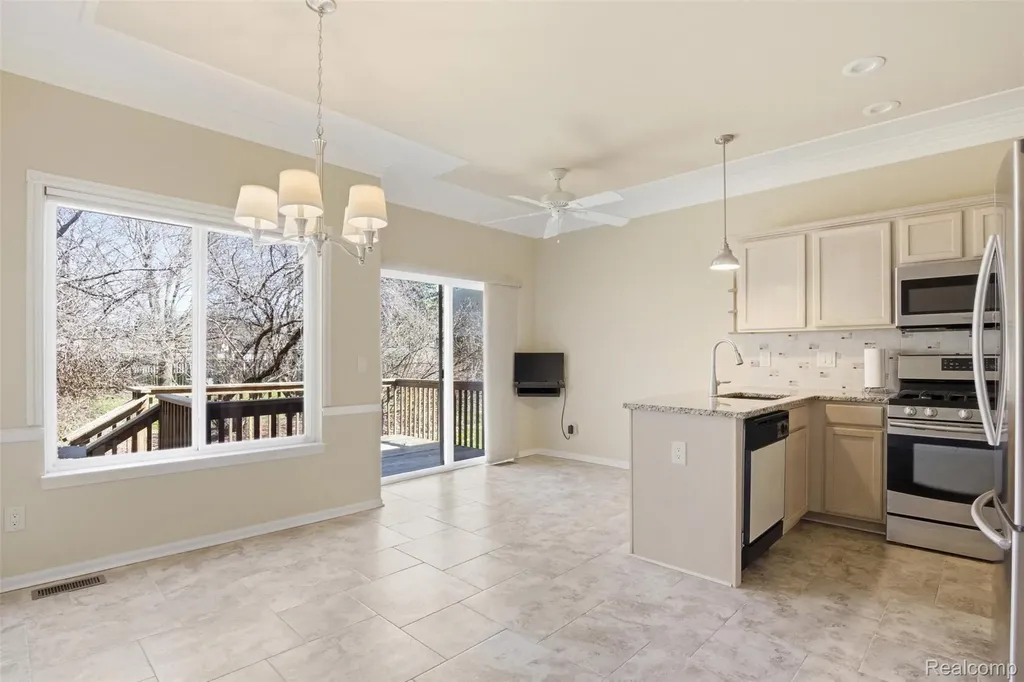 38154 Saratoga Circle Farmington Hills City MI 48331