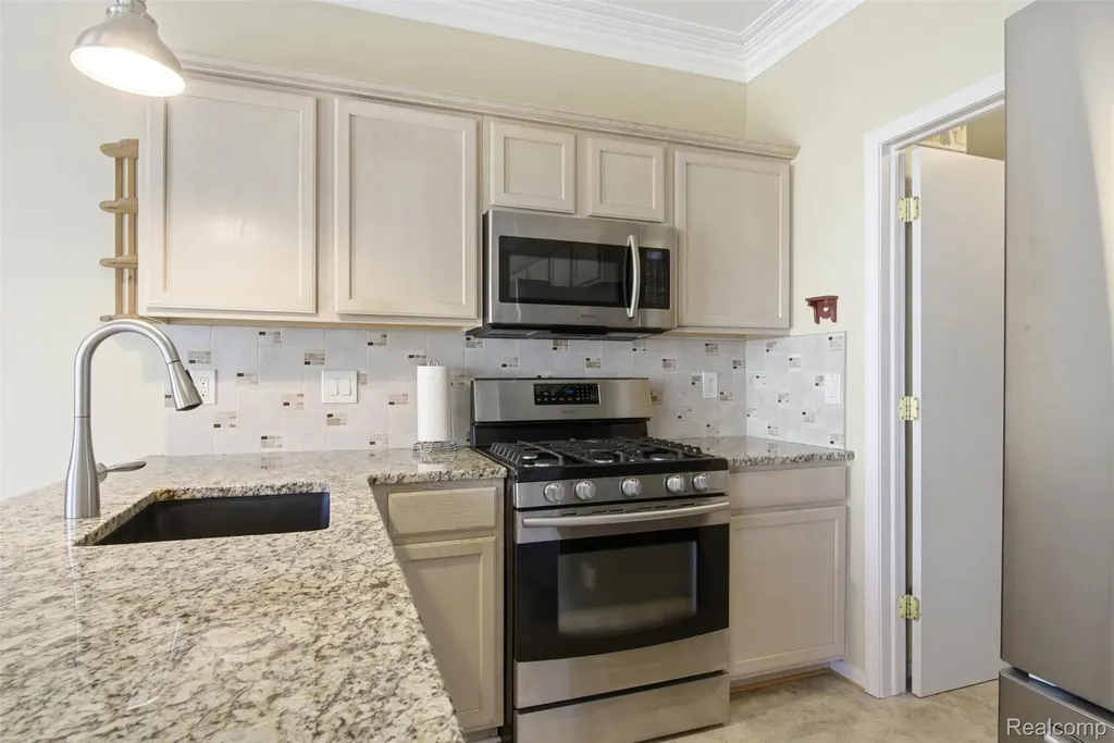 38154 Saratoga Circle Farmington Hills City MI 48331