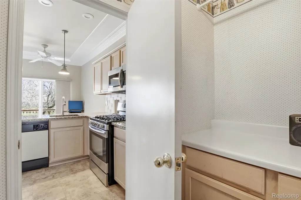 38154 Saratoga Circle Farmington Hills City MI 48331