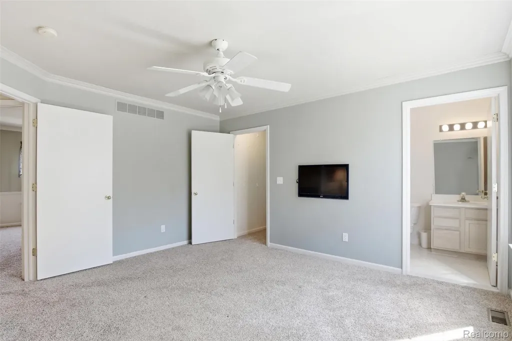 38154 Saratoga Circle Farmington Hills City MI 48331