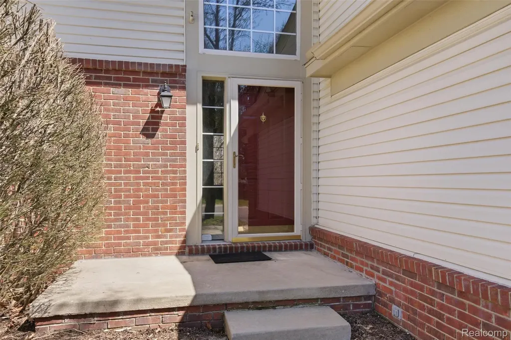 38154 Saratoga Circle Farmington Hills City MI 48331