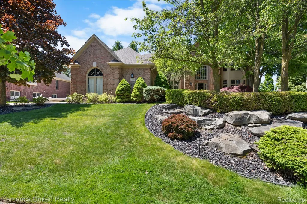 54501 Salem Drive Shelby Charter Township MI 48316