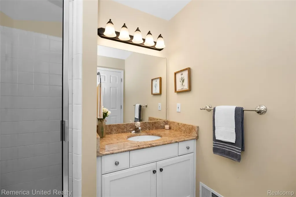 54501 Salem Drive Shelby Charter Township MI 48316