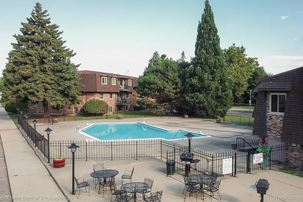 425 Riviera Drive St. Clair Shores City MI 48080