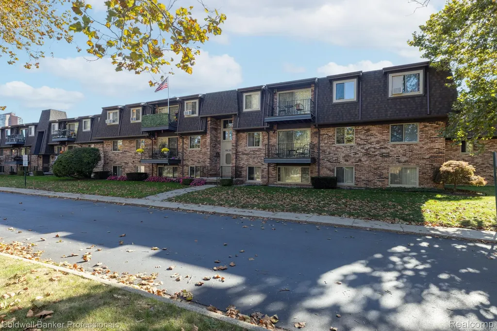 425 Riviera Drive St. Clair Shores City MI 48080