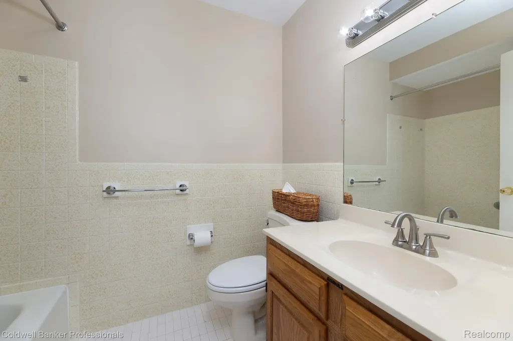 425 Riviera Drive St. Clair Shores City MI 48080