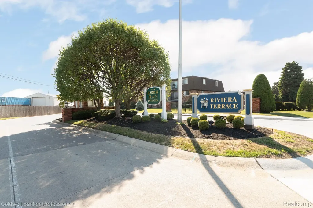 425 Riviera Drive St. Clair Shores City MI 48080