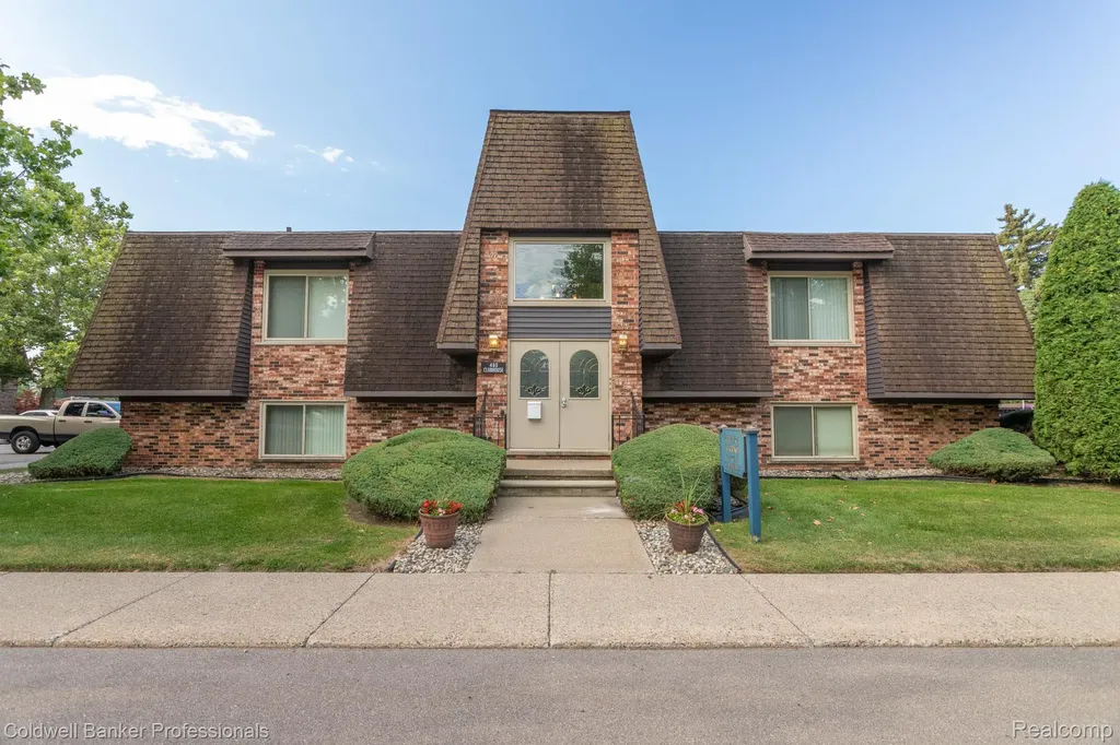 425 Riviera Drive St. Clair Shores City MI 48080