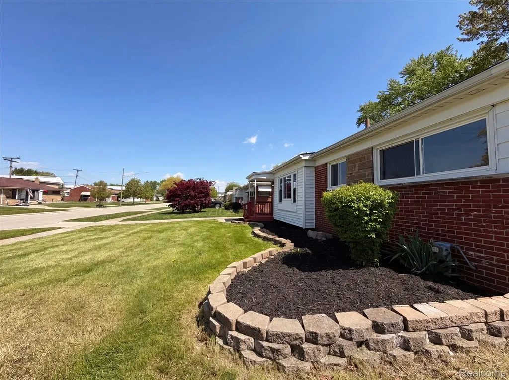 28832 Kaufman Street Roseville City MI 48066