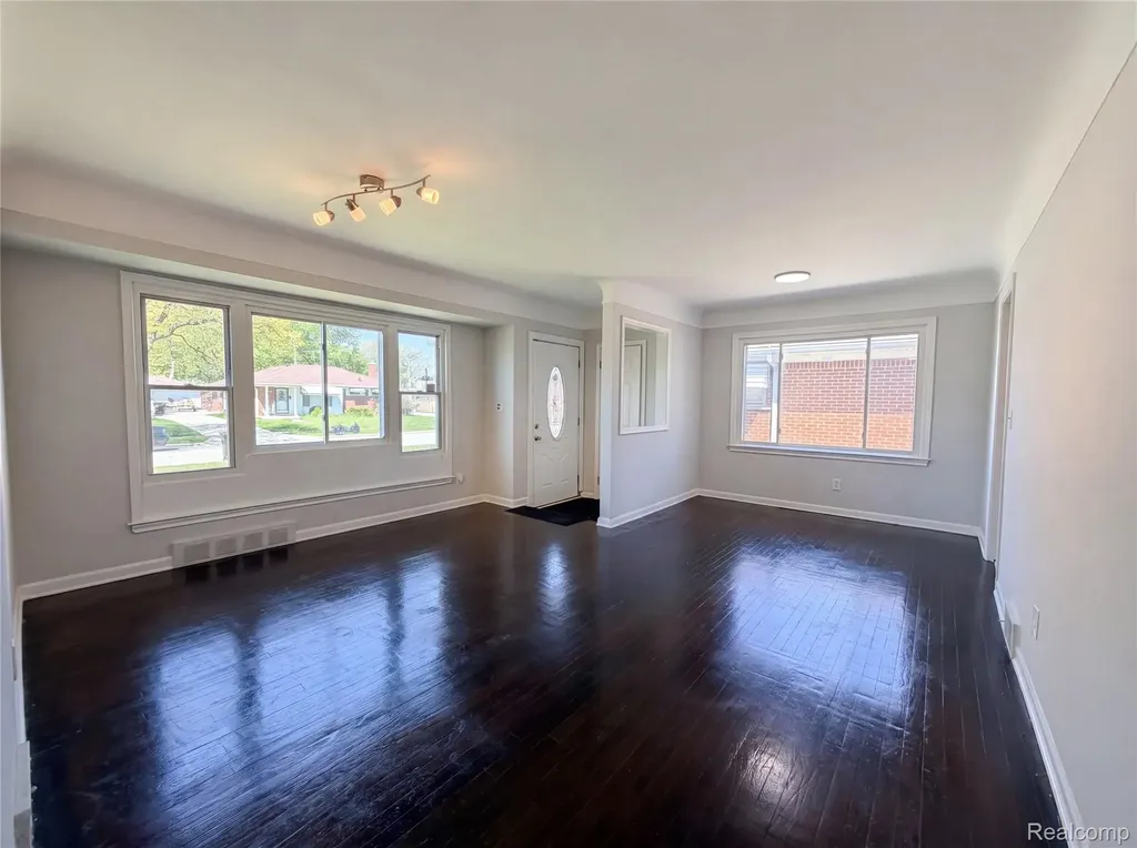 28832 Kaufman Street Roseville City MI 48066