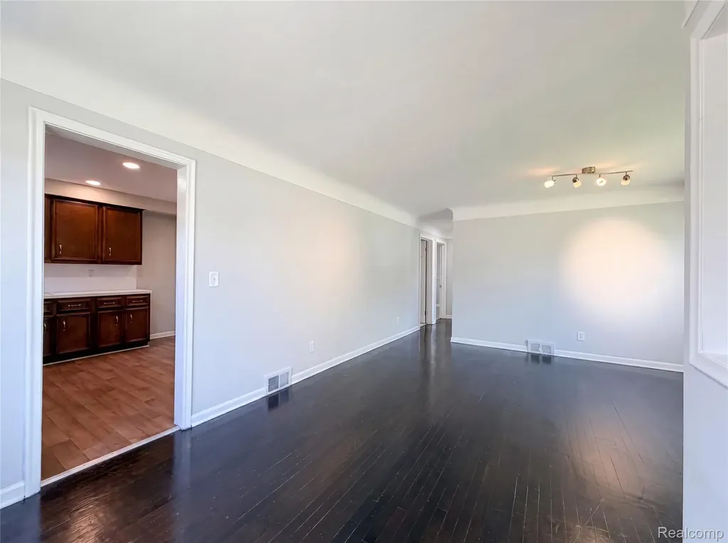 28832 Kaufman Street Roseville City MI 48066