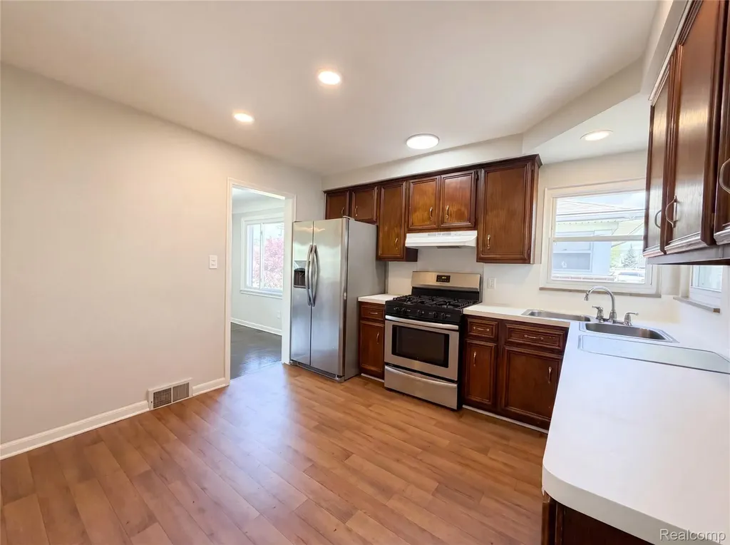 28832 Kaufman Street Roseville City MI 48066