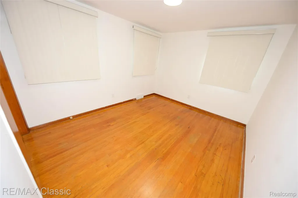 21961 Sussex Street Oak Park City MI 48237