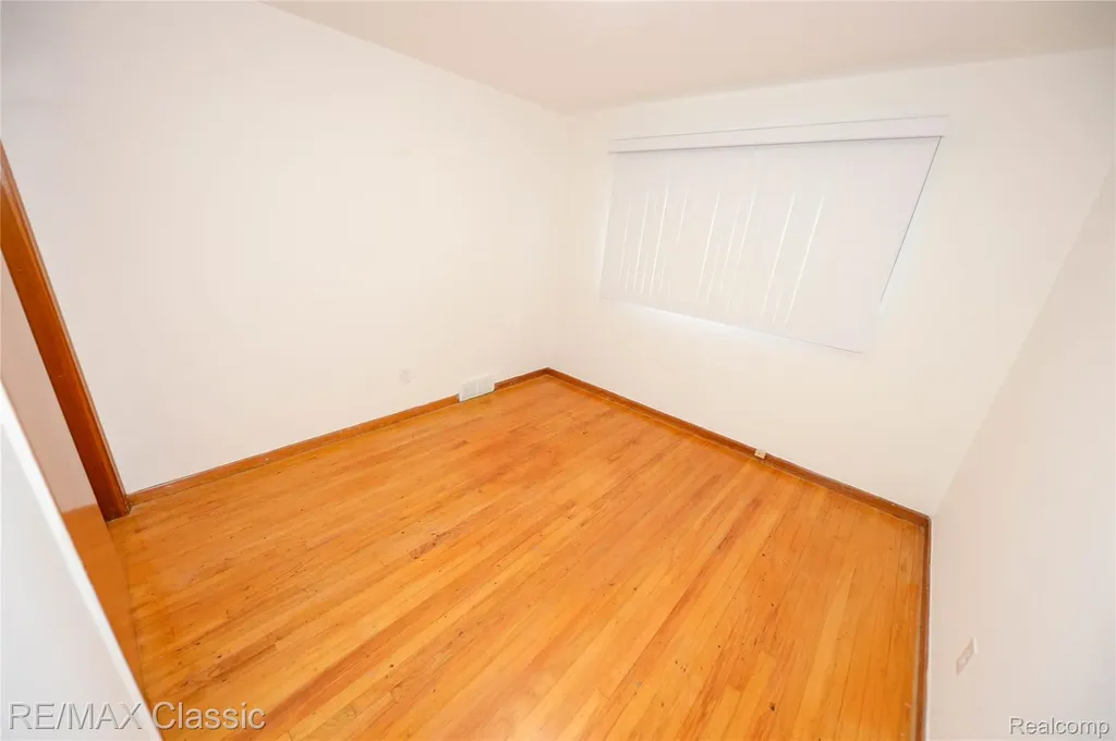 21961 Sussex Street Oak Park City MI 48237