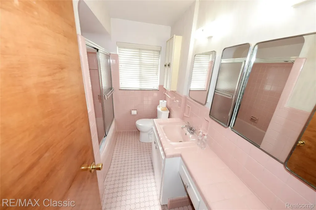 21961 Sussex Street Oak Park City MI 48237