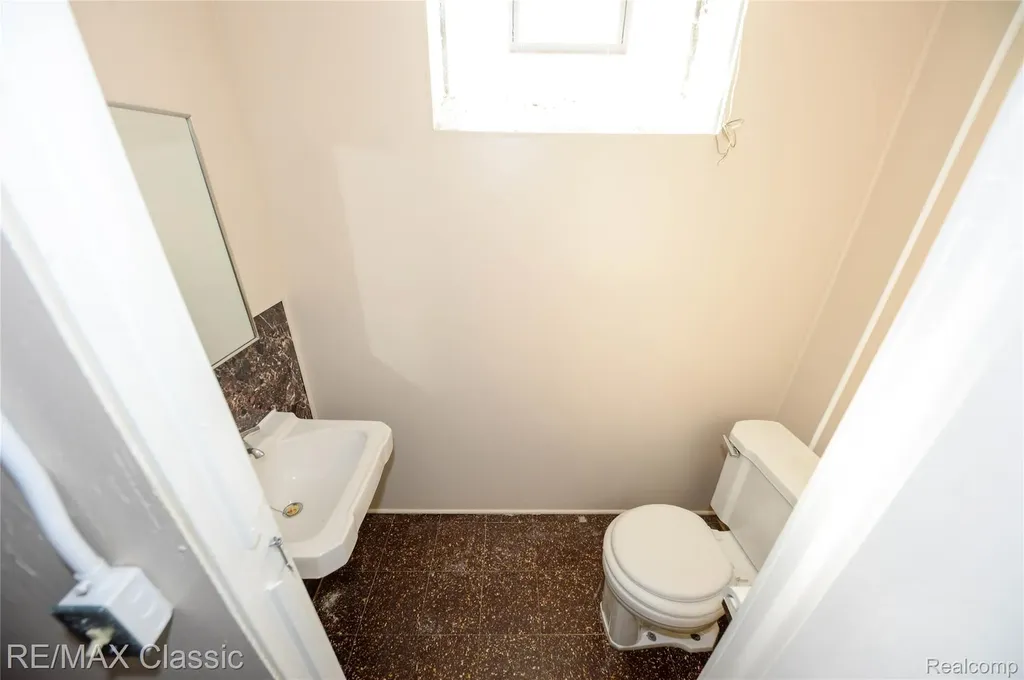 21961 Sussex Street Oak Park City MI 48237