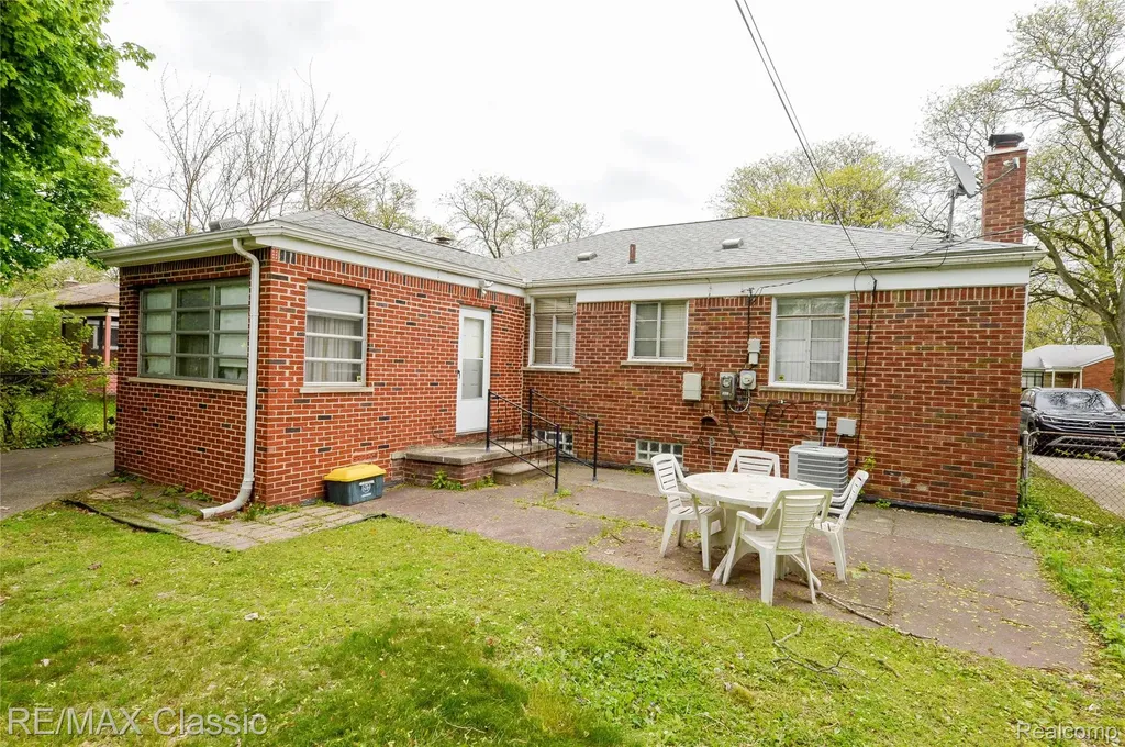 21961 Sussex Street Oak Park City MI 48237