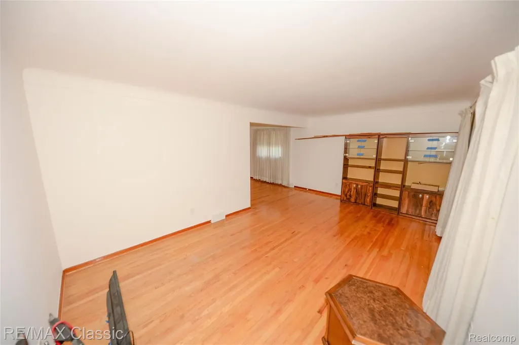 21961 Sussex Street Oak Park City MI 48237