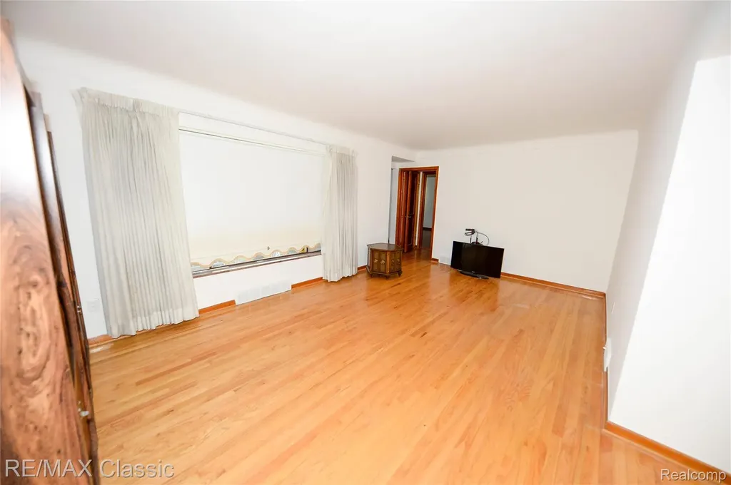 21961 Sussex Street Oak Park City MI 48237