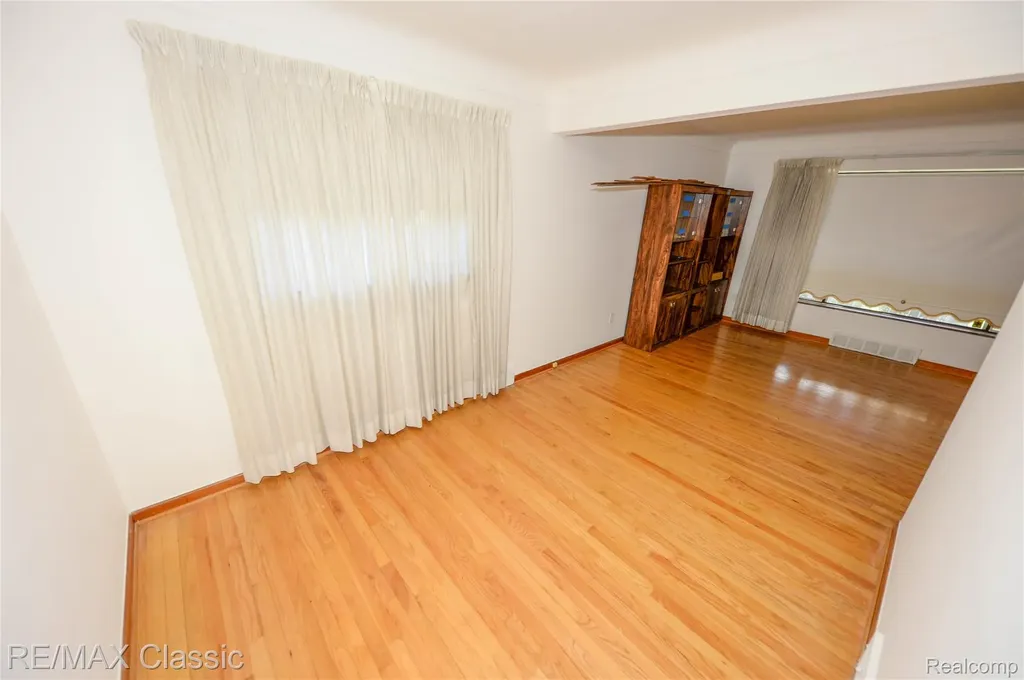 21961 Sussex Street Oak Park City MI 48237